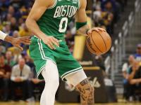 九游-包含塔图姆重返赛场，夺冠首场状态出色，巴黎圣日耳曼观众沸腾！观众掌声雷动的词条